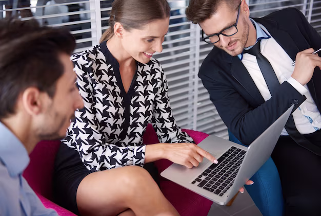 close-up-on-people-working-in-the-office_329181-16047.png close-up-on-people-working-in-the-office_329181-16047.png